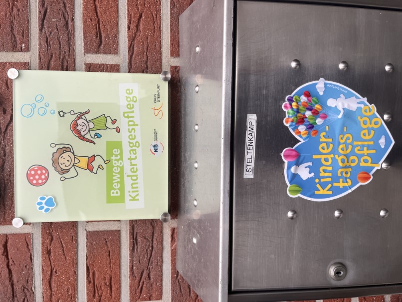 Schild der Bewegten Kindertagespflege an Petras Betreuungsräumen.